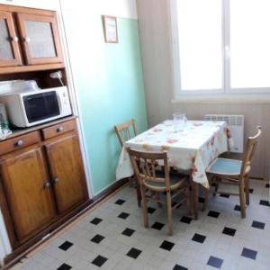 Apartment with one bedroom in La Bourboule with wonderful mountain view enclosed garden and WiFi 12 km from the slopes