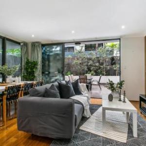 Large unit amid inner-city greenery close to CBD