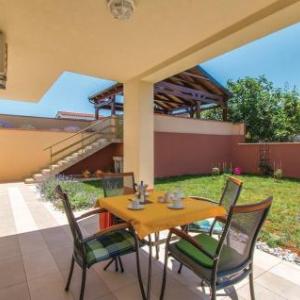 Garden apartment with terrace and grill