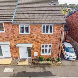 Spacious and modern 4 bed house Parking Near Newport