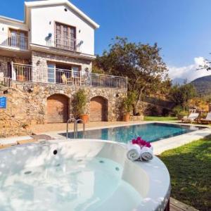 Keciler Villa Sleeps 6 with Pool Air Con and WiFi