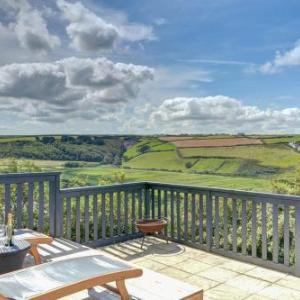 Mawgan Porth Villa Sleeps 8 with WiFi