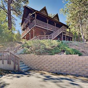 Beautiful Log House - Large Deck & Private Hot Tub home