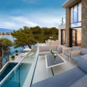 Puntinak Villa Sleeps 8 with Pool Air Con and WiFi