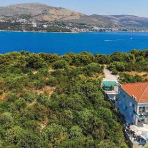 Six-Bedroom Holiday Home in Okrug Donji