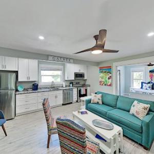 Walk to Beach! Modern Getaway with New Full Kitchen apts