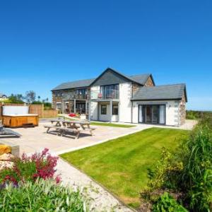 Little Petherick Villa Sleeps 12 with WiFi