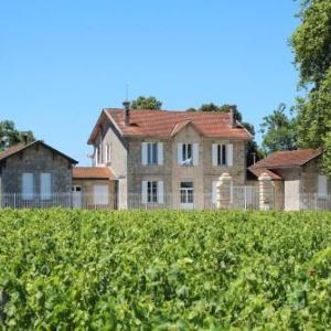 Pauillac Chateau Sleeps 10 with Pool and WiFi