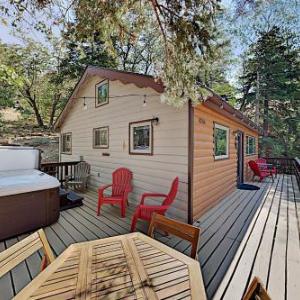 Updated Vintage Cabin - Hot Tub Near Skiing Golf home