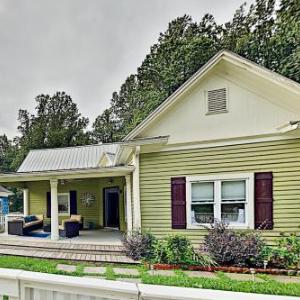 The Lime House with 2 Kitchens & Large Fenced Yards home