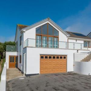 Mawgan Porth Villa Sleeps 8 with WiFi