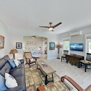 Walk to Beach! Updated Hideaway with New Kitchen apts