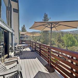 All-Season Home - Large Deck & Bear Mountain Views home