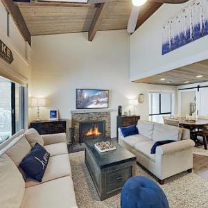 Stylish Forest Pines Beach & Ski Getaway townhouse