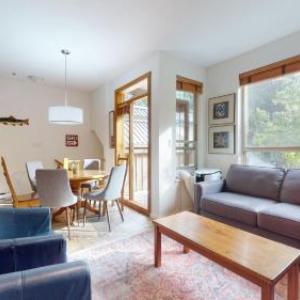 2BR in Symphony Whistler Village Complex Hot Tub Gas Fireplace Parking Gondola Shuttle