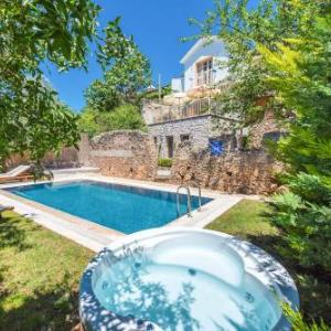 Keciler Villa Sleeps 6 with Pool Air Con and WiFi