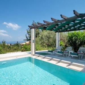 Villa in Kambia Sleeps 7 with Pool and Air Con