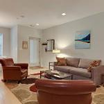 Central Townhouse Flat Near Metro + Parking Pass