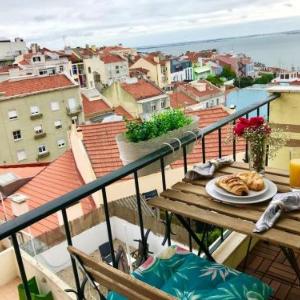 Apartment with one bedroom in Lisboa with wonderful sea view balcony and WiFi