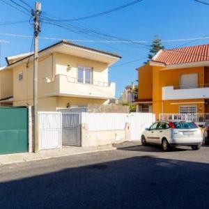 House with 2 bedrooms in Parede with enclosed garden and WiFi