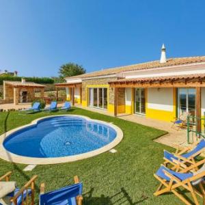 Fialho Villa Sleeps 6 with Air Con and WiFi