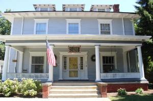Looking Glass Inn hotel near Indiana Convention Center & Lucas Oil Stadium