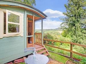 Hill-view Holiday Home in Taunton with Garden and Balcony, Minehead