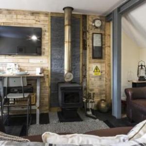 Holey Moley Lodge - 2 Bedroom - Llanteg - Pembrokeshire