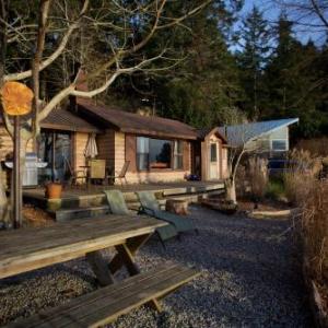 Hotels near The Queens Nanaimo - Halfmoon Haven Beach Cottage or Oceanview Suite