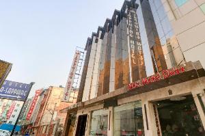 Capital O 4051 La Sapphire, New Delhi