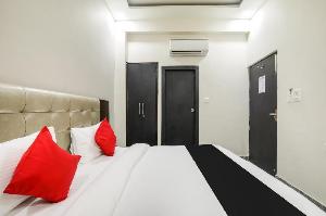 Vaccinated Staff- Capital O 72303 Hotel Hira Panna, Bareilly