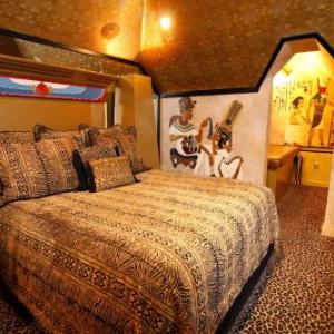 Hotels near Shoshone Bannock Casino - Black Swan Inn Luxurious Theme Rooms