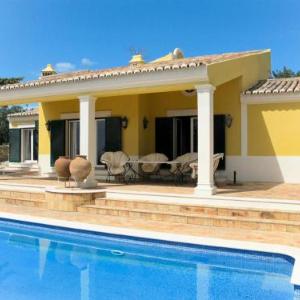 Azinhal e Amendoeira Villa Sleeps 7 with Pool and WiFi