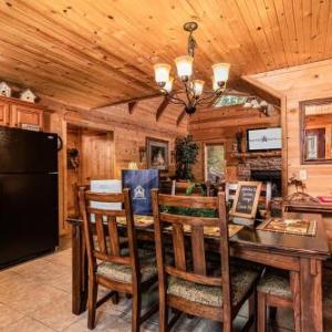 Log cabin with hot tub! Caribou Canyon Lodge!