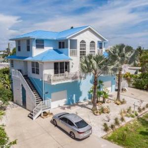 Sunset Views + Steps From the Beach With Elevator Duplex