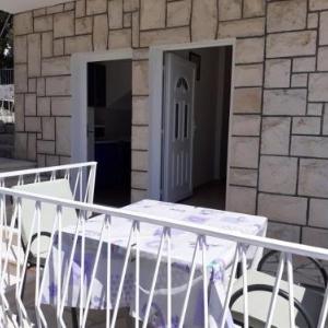 Apartment in Omiš with sea view balcony Wi-Fi (161-3)
