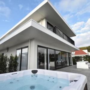 Splendid Villa in Zeewolde with Jacuzzi