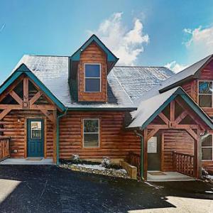 New Listing! New-Build 2-Unit Cabin with 2 Hot Tubs Duplex