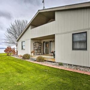 Houghton Lake Waterfront Getaway with Fire Pit!