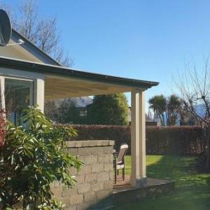 Meadowstone Villa | Cosy with Gas Fireplace & BBQ