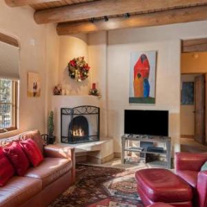 3bd Art Haven - Stylish Southwestern Comfort Walk to The Plaza - NEW LISTING