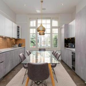 GuestReady - Modern Lux Family Home in West Kensington wGarden