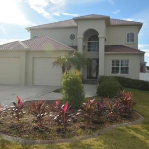 Ocean View Paradise - Steps away from the Beach Will Accommodate Up To 10 People including 1-3 Fa