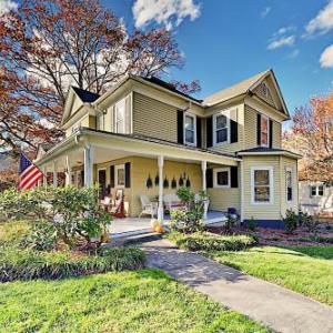 Upgraded Craftsman Gem - Firepit - Walk to Dining home