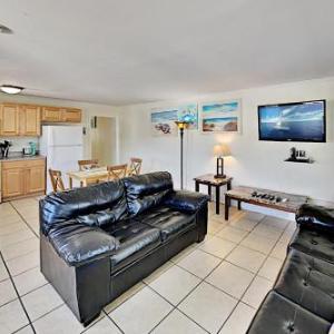 Casa Rosa Getaway in Parrot Bay with Pool condo