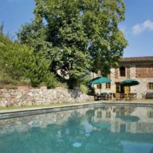 Bozzano Villa Sleeps 10 WiFi