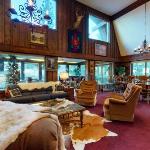 Gorgeous Riverfront Retreat South Fork