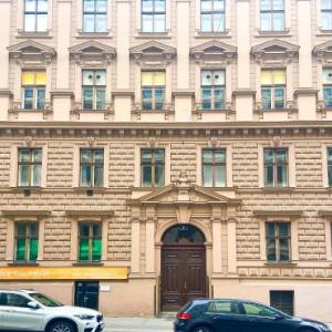 Spacious 2BR Apartment for 6 near City Center Metro U2