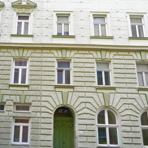 Two Bedroom Rooftop Apartment for 6 near City Center & Metro U2