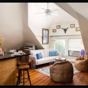 Center of Highlands Spacious Bardstown loft